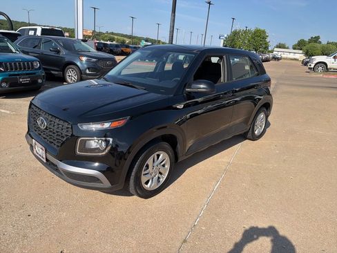 Used 2022 Hyundai Venue SE FWD image 2