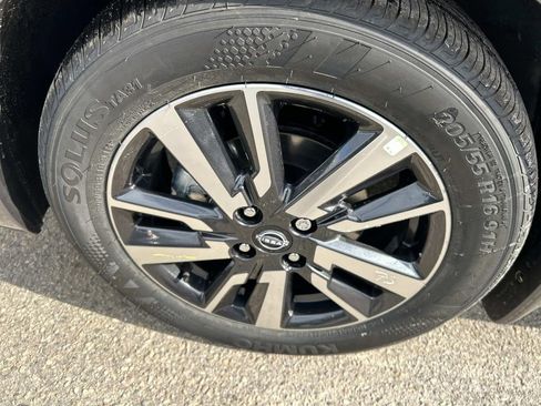 Used 2025 Nissan Versa SV w/ Trunk Package image 9