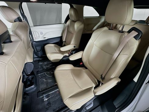 Used 2023 Toyota Sienna XLE FWD image 9