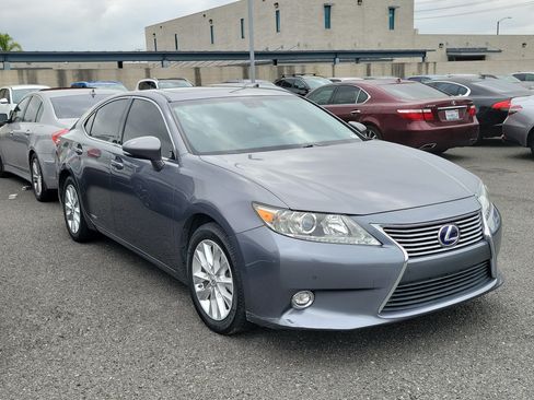 Used 2014 Lexus ES 300h w/ Luxury Package w/Bamboo Trim FWD image 3