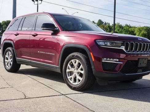 Used 2023 Jeep Grand Cherokee Limited AWD/4WD image 2
