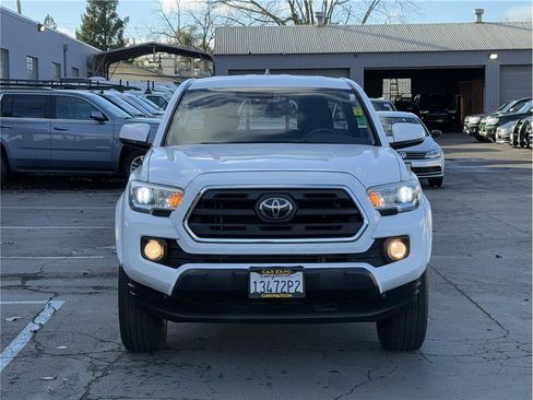 Used 2018 Toyota Tacoma SR5 image 2