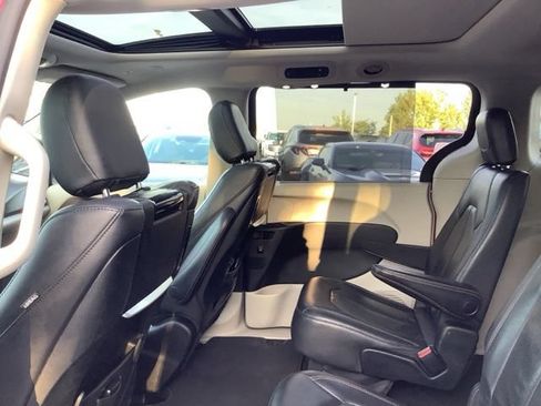 Used 2018 Chrysler Pacifica Touring-L Plus FWD image 20