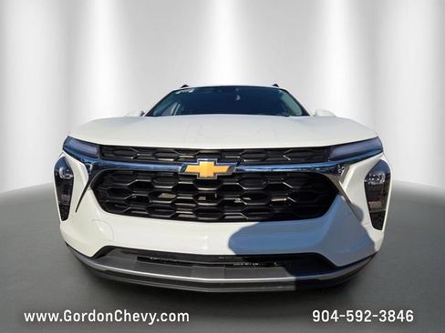 Certified 2025 Chevrolet Trax LT w/ LT Convenience Package FWD image 9