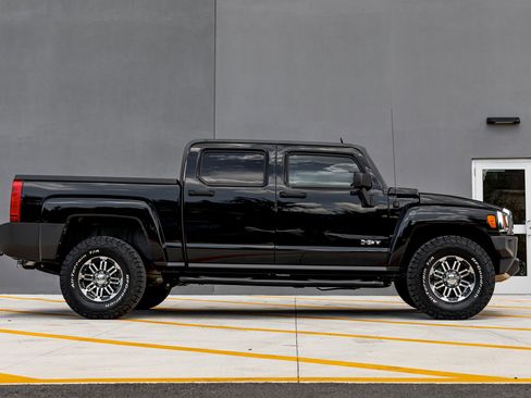 Used 2010 HUMMER H3T Adventure image 9