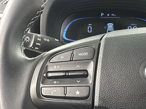 Used 2024 Hyundai Venue SEL image 21