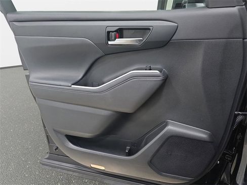 Used 2023 Toyota Highlander XLE image 27