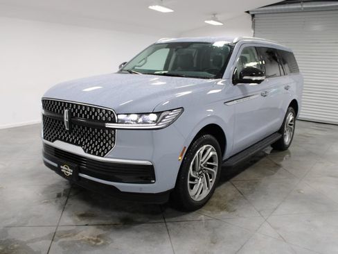 New 2027 Lincoln Navigator Premiere RWD image 3