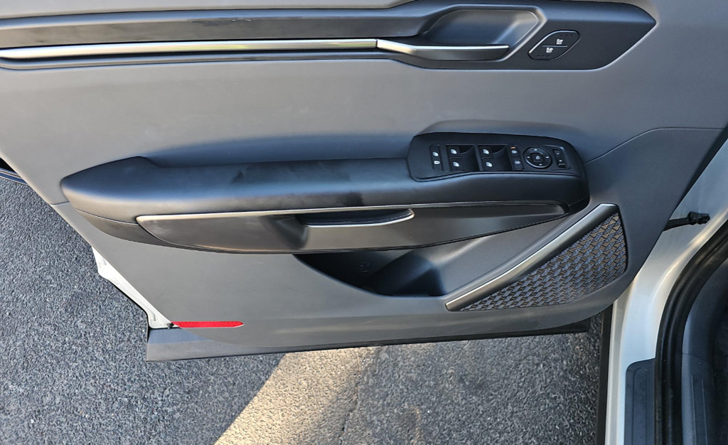 Used 2024 Kia EV9 Light Long Range RWD image 12