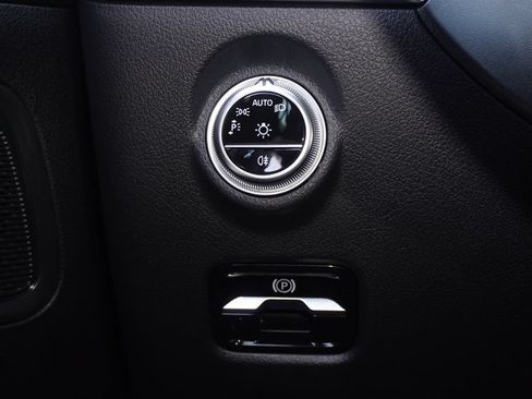 Used 2025 Mercedes-Benz C 300 Sedan image 15