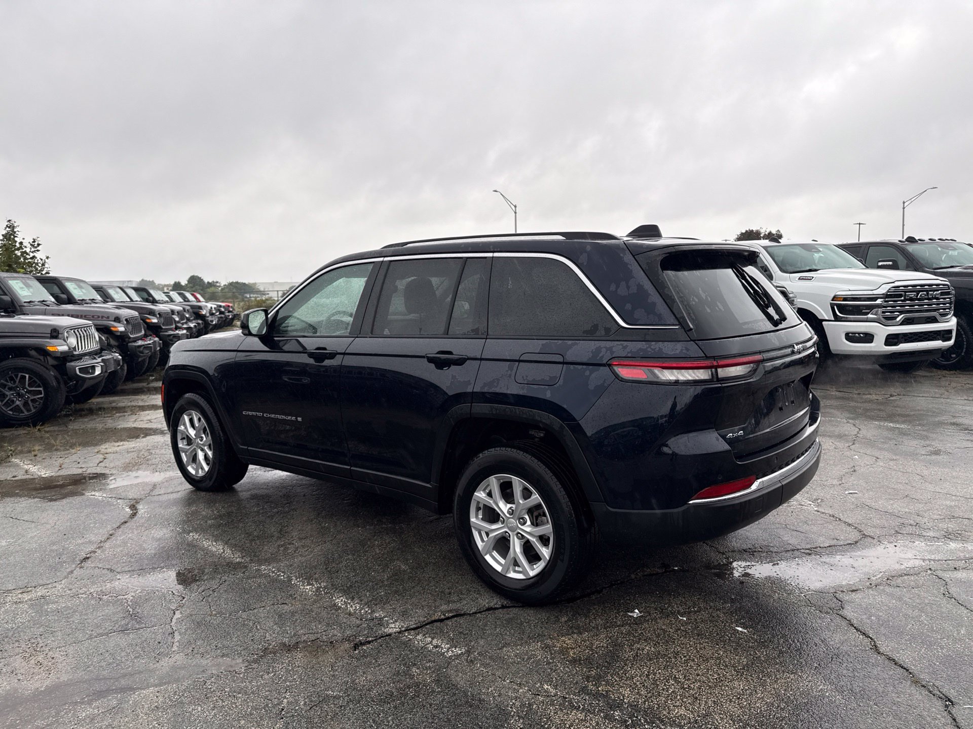 Used 2023 Jeep Grand Cherokee Limited AWD/4WD image 8