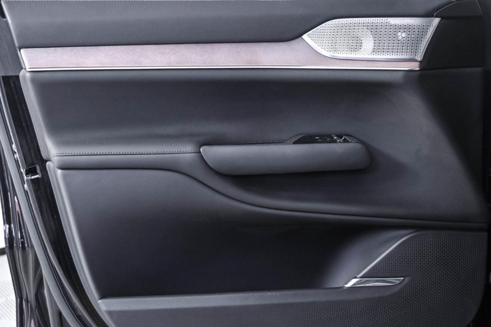 Certified 2025 Volvo EX90 Ultra AWD/4WD image 7