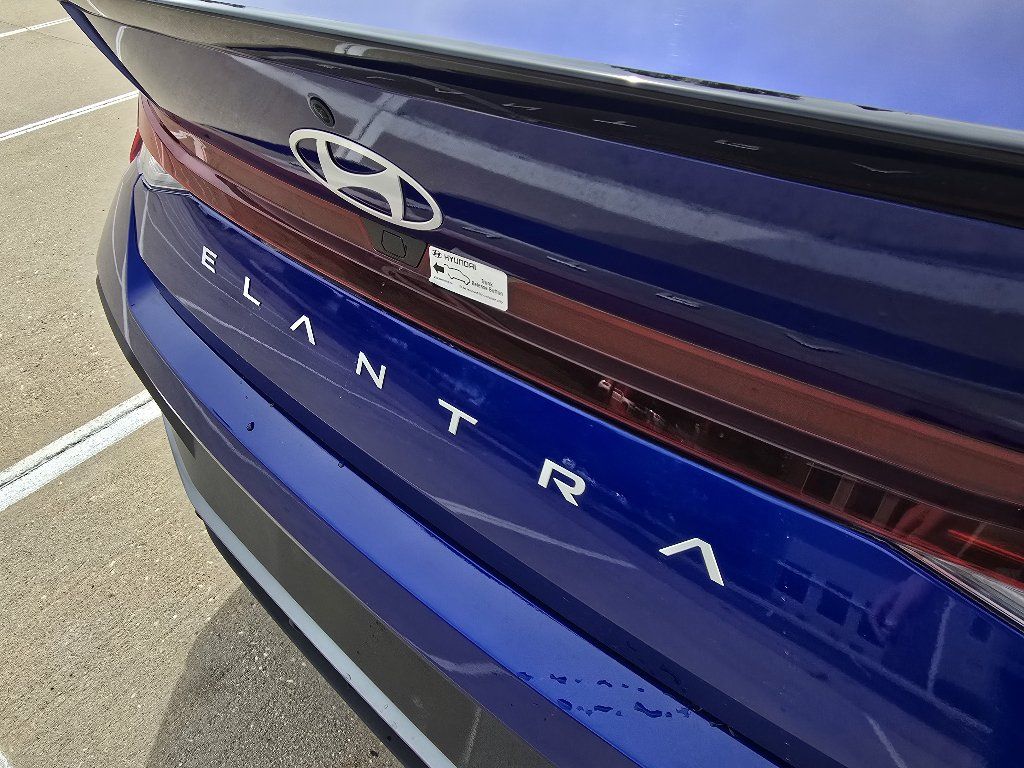 Used 2025 Hyundai Elantra Sport FWD image 11
