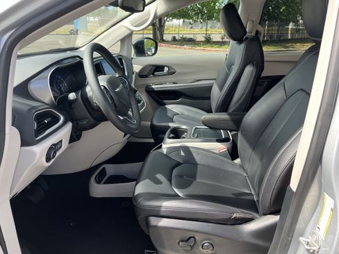 Used 2024 Chrysler Pacifica Touring-L FWD image 10