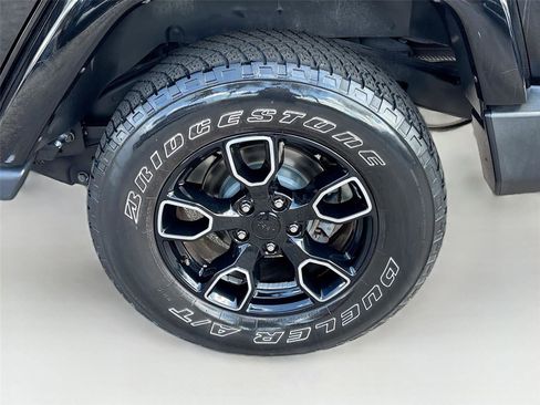 Used 2018 Jeep Wrangler Unlimited Sahara AWD/4WD image 28