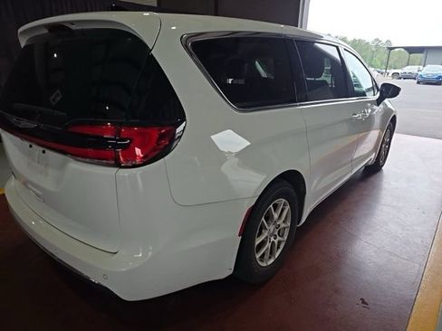 Used 2024 Chrysler Pacifica Touring-L FWD image 2