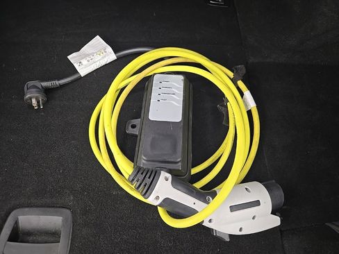 Used 2023 BMW 530e xDrive w/ Premium Package image 25