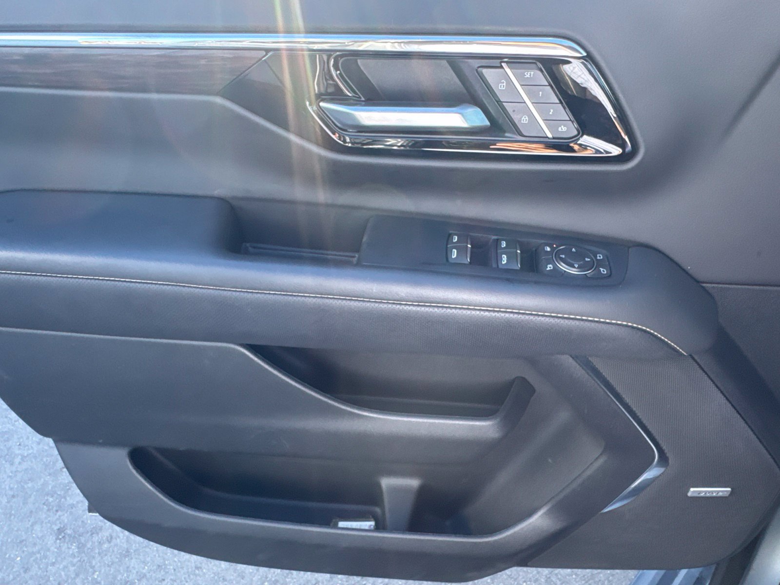 Used 2025 Chevrolet Tahoe Premier AWD/4WD image 11