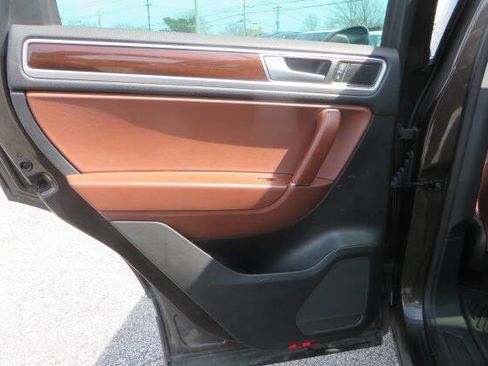 Used 2016 Volkswagen Touareg Sport image 12