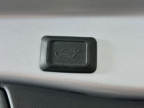 Used 2020 Toyota RAV4 XLE Premium image 31