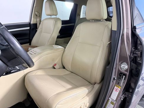 Used 2019 Toyota Highlander XLE image 11