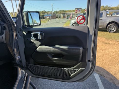Used 2022 Jeep Wrangler Unlimited Sahara image 29