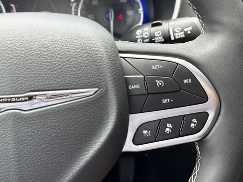 Used 2025 Chrysler Pacifica Select FWD image 23