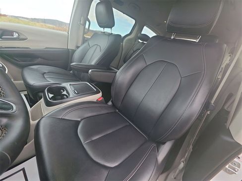 Used 2024 Chrysler Pacifica Touring-L image 11
