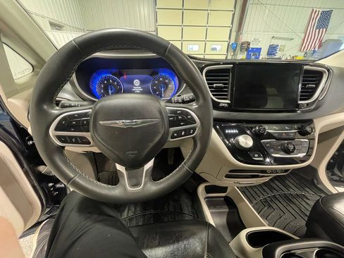 Used 2022 Chrysler Pacifica Touring-L image 20