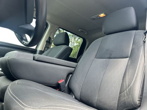 Used 2018 Nissan Titan SV RWD image 3