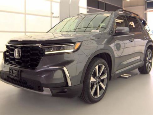 Used 2023 Honda Pilot Touring image 4