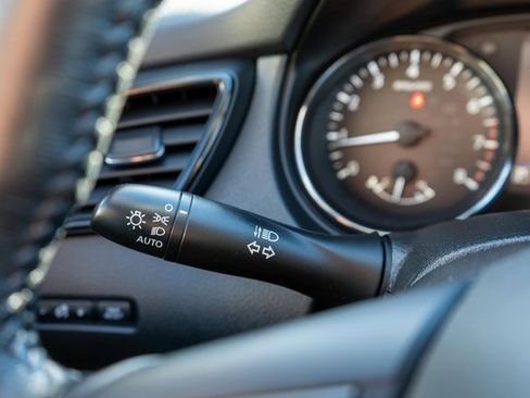 Used 2019 Nissan Rogue SV image 25