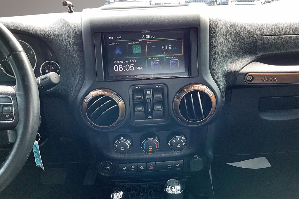 Used 2018 Jeep Wrangler Unlimited Sahara w/ Connectivity Group AWD/4WD image 10
