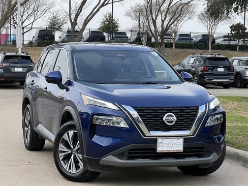 Used 2021 Nissan Rogue SV image 2