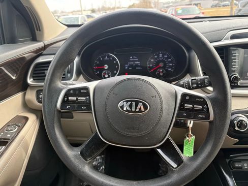 Used 2019 Kia Sorento LX image 16