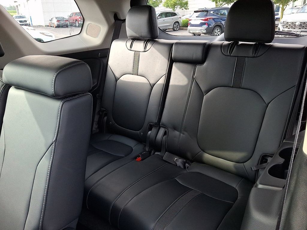 Used 2024 Honda Pilot Touring image 13