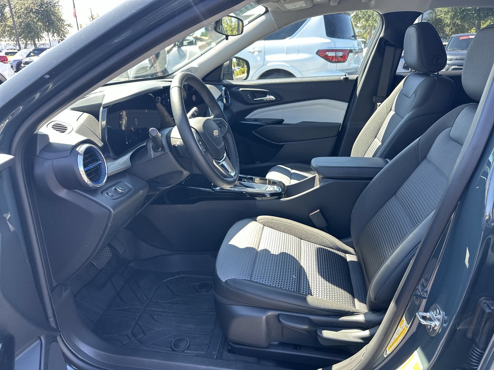 Used 2025 Chevrolet Trax LT w/ Driver Confidence Package FWD image 16