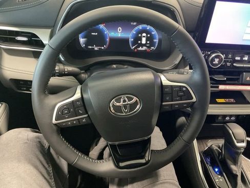 Used 2026 Toyota Highlander Platinum AWD/4WD image 13