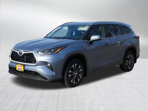 Used 2021 Toyota Highlander XLE image 3