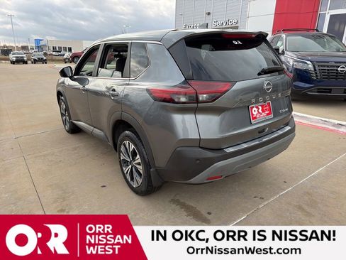 Used 2023 Nissan Rogue SV image 3
