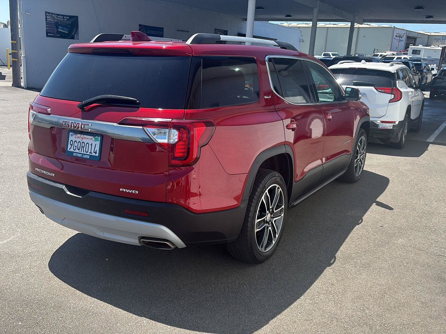 Used 2023 GMC Acadia SLT w/ Technology Package AWD/4WD image 2