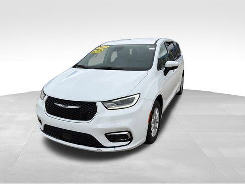 Used 2023 Chrysler Pacifica Touring-L FWD image 4