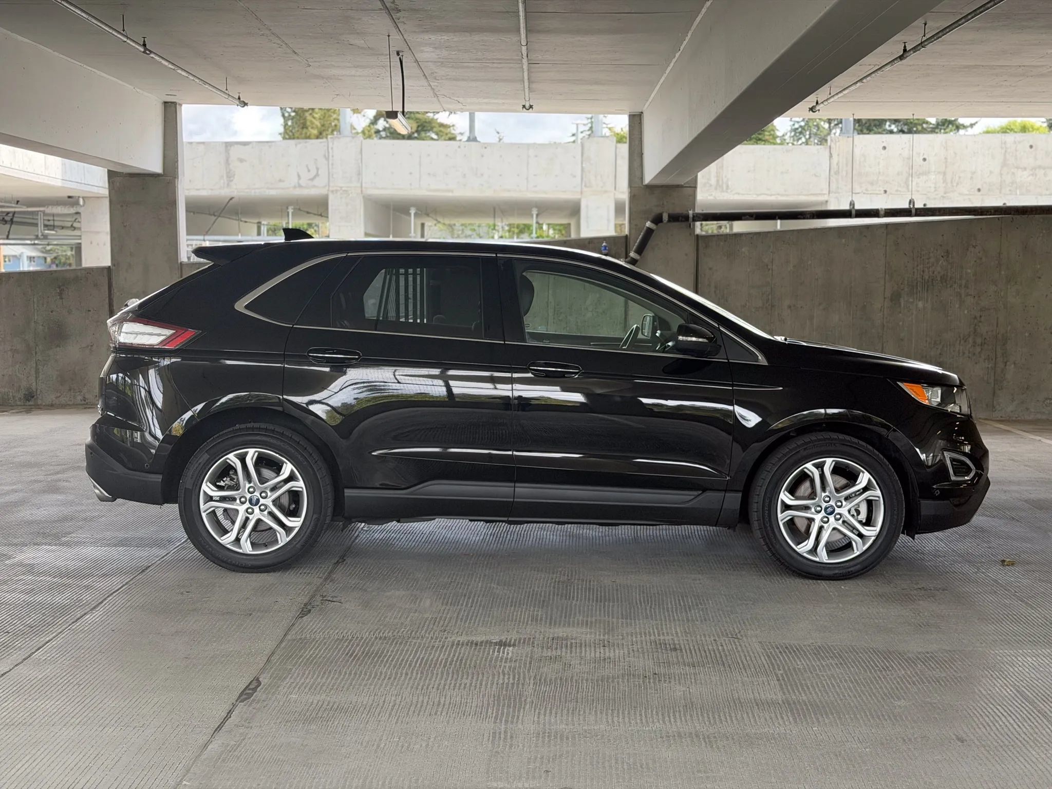 Used 2017 Ford Edge Titanium w/ Equipment Group 302A AWD/4WD image 4