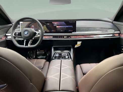 Used 2025 BMW 750e xDrive w/ Executive Package image 9