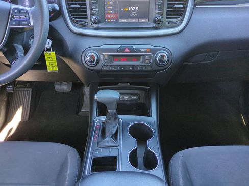 Used 2019 Kia Sorento LX image 18