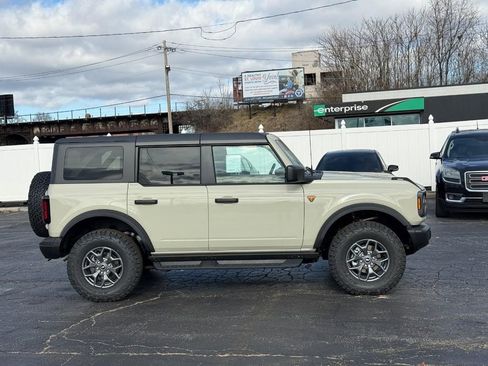 New 2025 Ford Bronco Badlands image 2