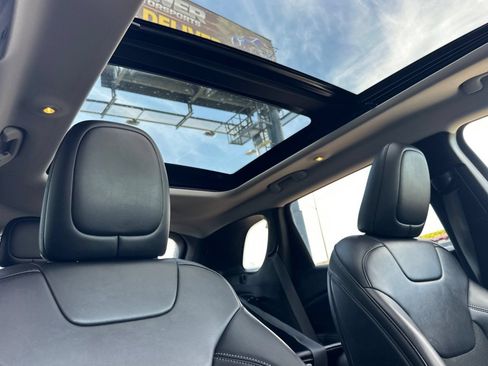Used 2019 Jeep Cherokee Latitude Plus w/ Comfort/Convenience Group AWD/4WD image 17
