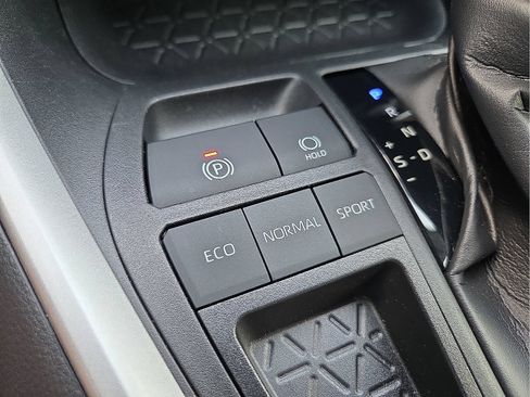Used 2020 Toyota RAV4 XLE FWD image 20
