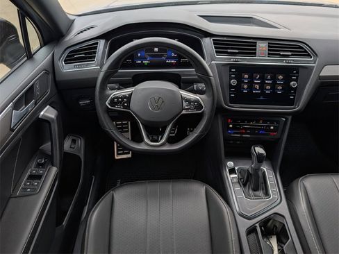 Used 2022 Volkswagen Tiguan SE R-Line image 11