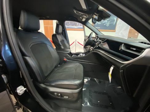 Used 2022 Jeep Grand Cherokee Trailhawk w/ Advanced Protech Group II AWD/4WD image 13